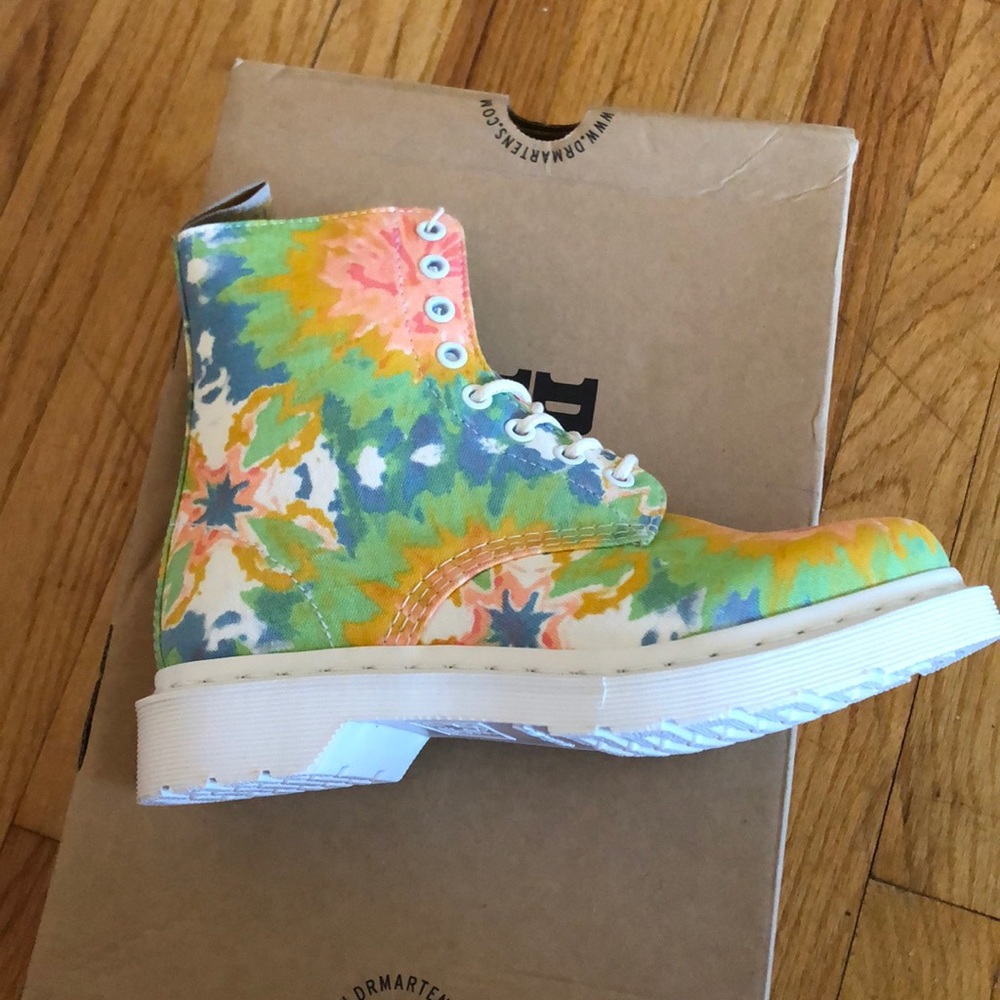 Dr. Martens Vegan Page mandala tie dye